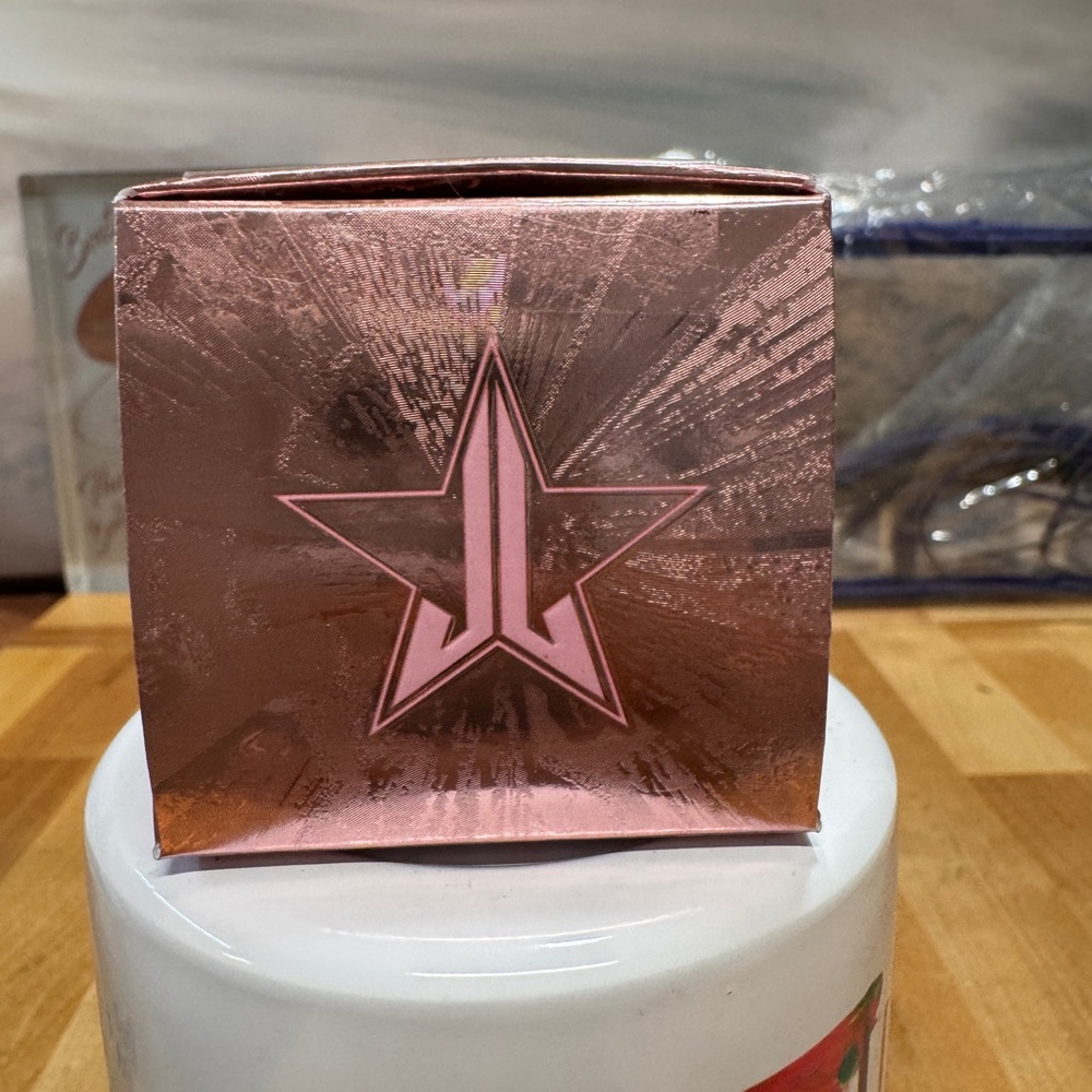 Jeffree star Eye Gloss Powder in Metallic Rose - Picture 3 of 6
